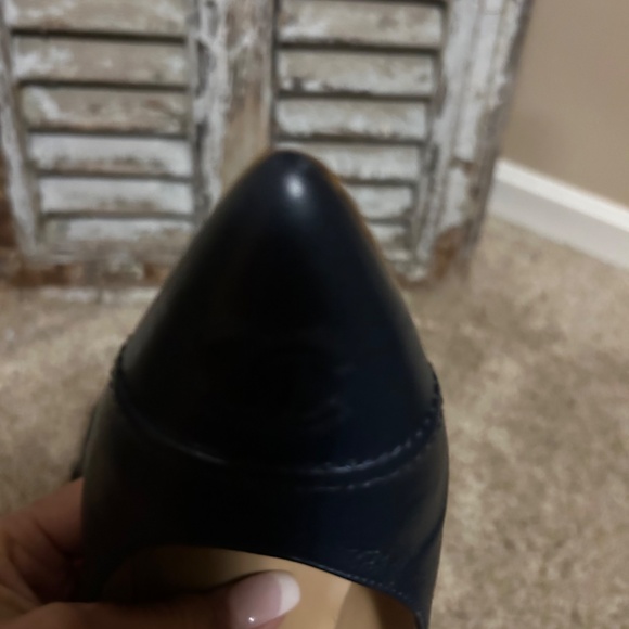 Chanel navy stacked heel pointed toe pumps. Logo on toe. 38.5 - Picture 14 of 14